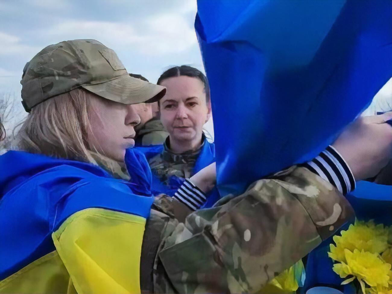 Валерія Карпиленко (у центрі) повернулася з полону майже за рік