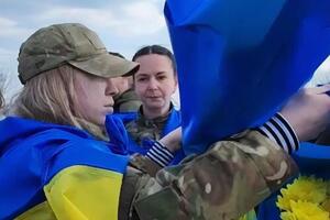 Валерія Карпиленко (у центрі) повернулася з полону майже за рік