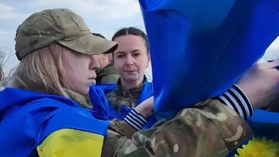 Валерія Карпиленко (у центрі) повернулася з полону майже за рік