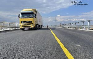 Рух відкрито в обидва боки, але поки на одній половині мосту