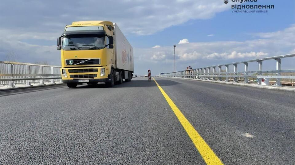 Рух відкрито в обидва боки, але поки на одній половині мосту