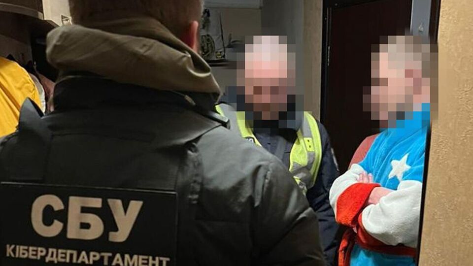 Одного з підозрюваних СБУ затримала, ще двоє переховуються за кордоном