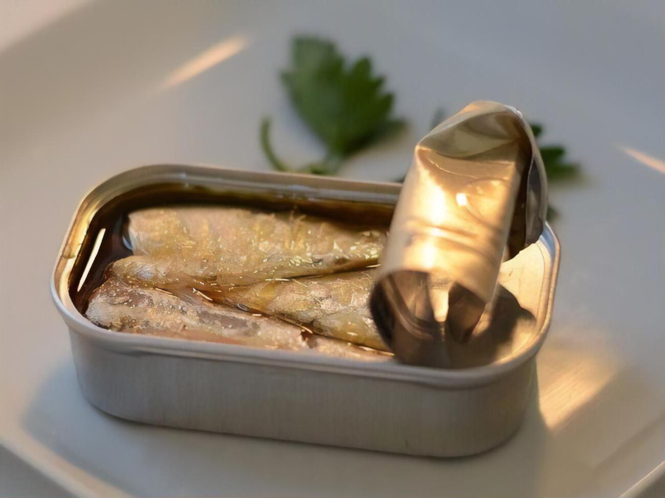 Масло из рыбных консервов не обязательно выбрасывать