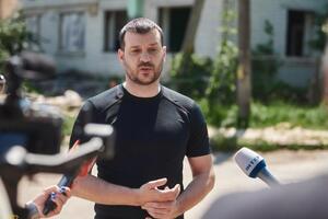 З таким безграмотним урядом дефолт настане вже восени. А Захід просто замахається утримувати нашу армію й наших пенсіонерів одночасно