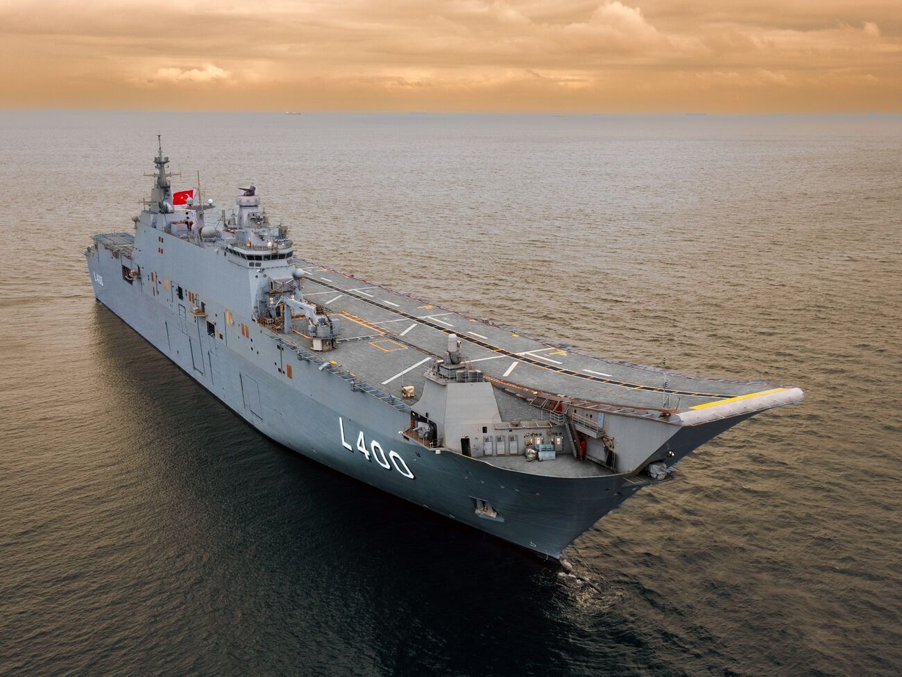 TCG Anadolu представляет собой десантный корабль&nbsp;длиной 231 метр
