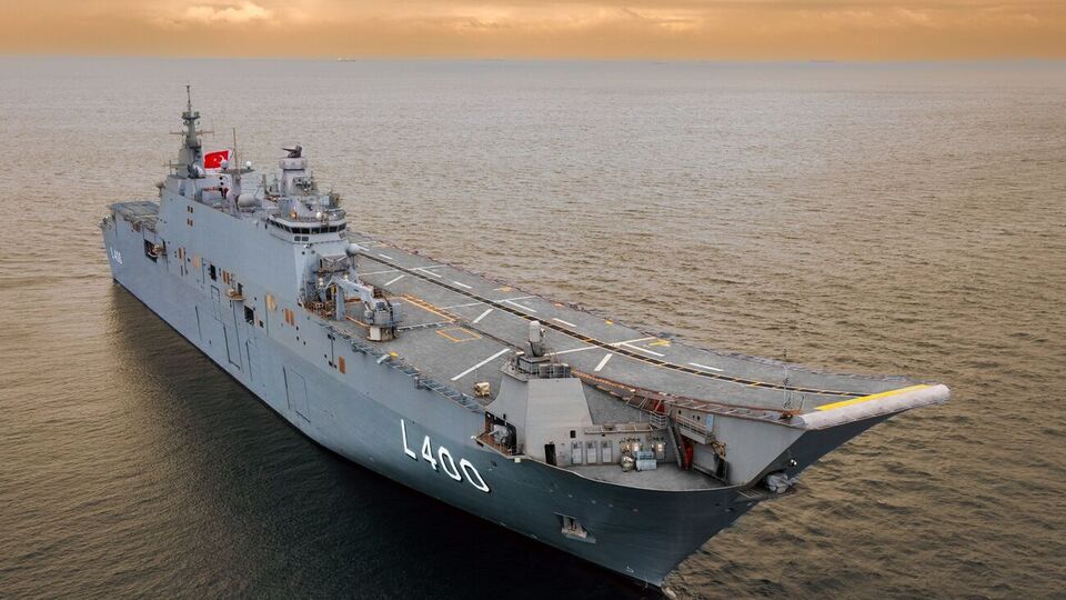 TCG Anadolu є десантним кораблем завдовжки 231 метр