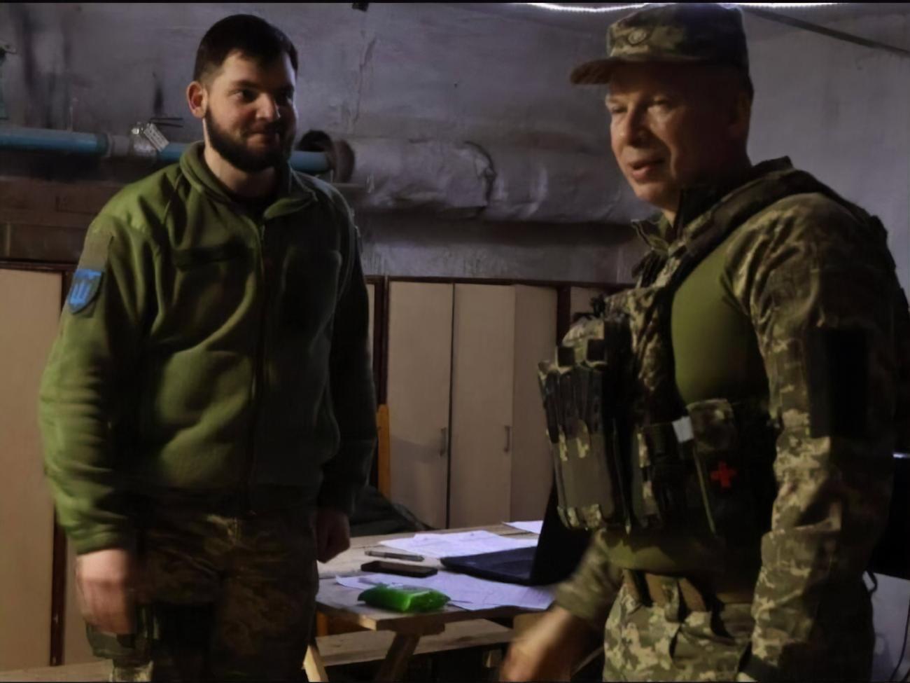Сырский (справа) встретился с бойцами, которые защищают Бахмут