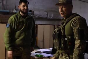 Сырский (справа) встретился с бойцами, которые защищают Бахмут