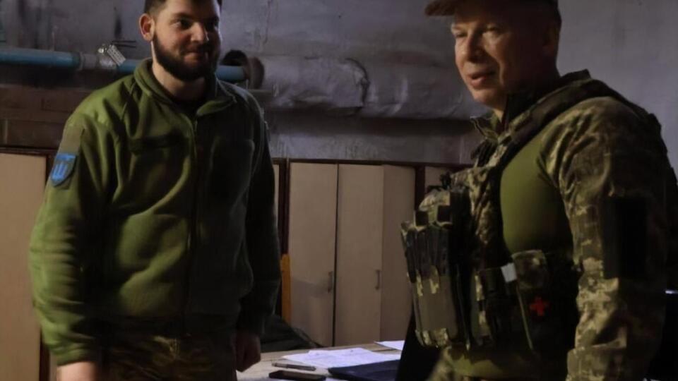 Сырский (справа) встретился с бойцами, которые защищают Бахмут