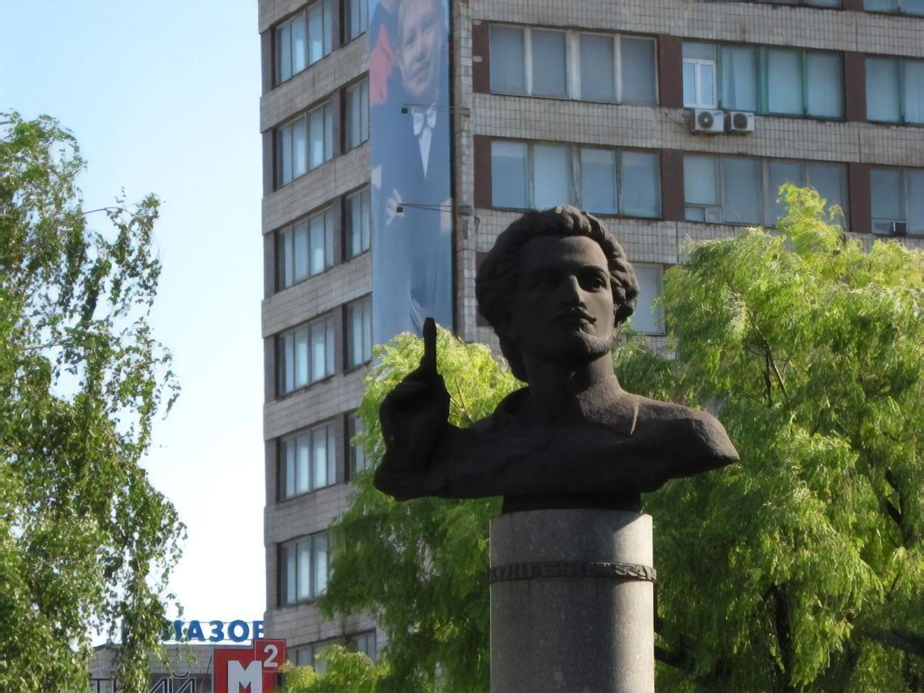 В марте 2022 года российские оккупационные войска авиаударом разрушили музей Куинджи в Мариуполе