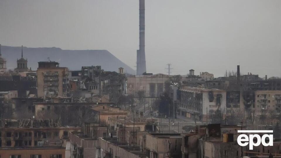 В разрушенном Мариуполе в дома просачивается вода