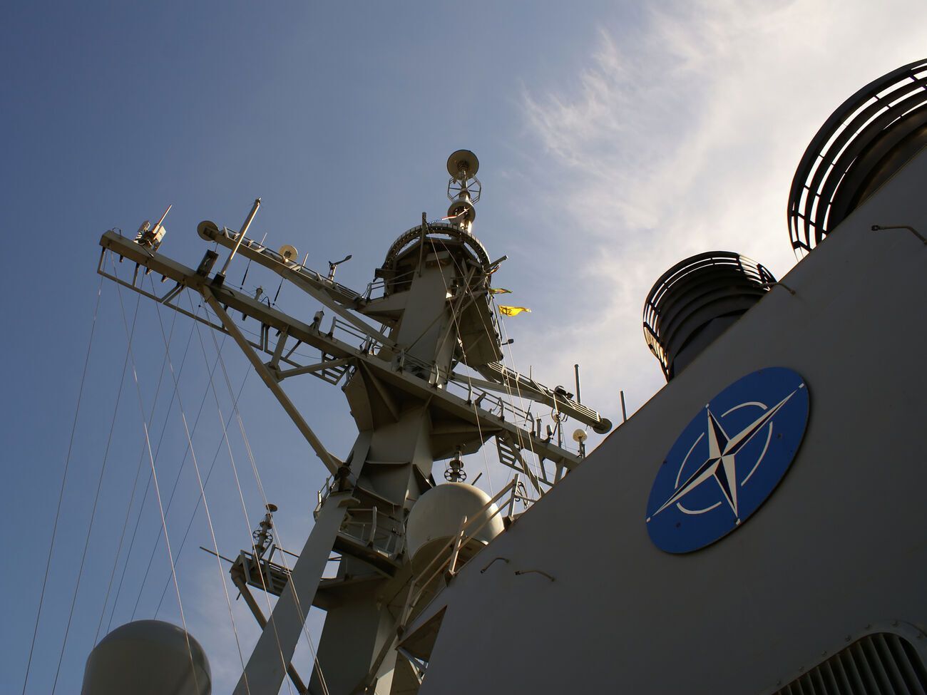 Страны НАТО предоставляют Украине оборонную помощь, в том числе тяжелое вооружение и боеприпасы, но исключают свое прямое участие в войне