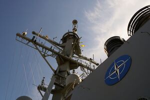 Страны НАТО предоставляют Украине оборонную помощь, в том числе тяжелое вооружение и боеприпасы, но исключают свое прямое участие в войне