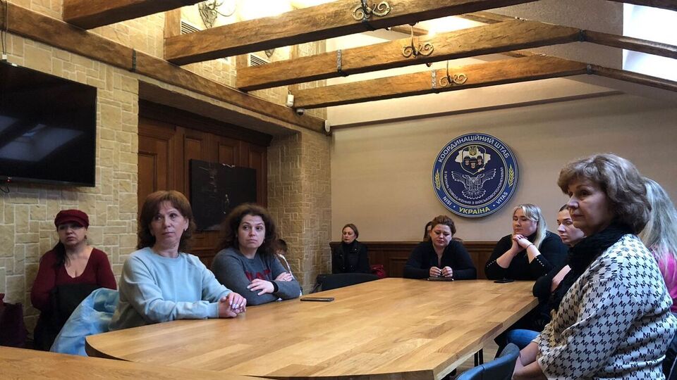 У координаційному штабі на зустрічі з родичами військових пояснили, у чому складність їх повернення з полону