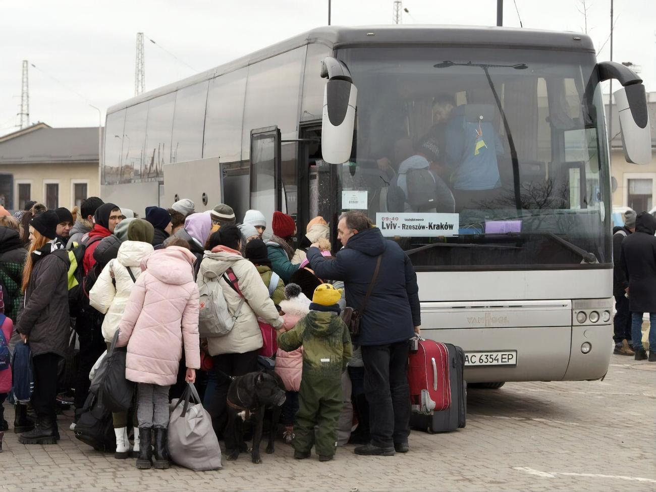 Для централизованного перемещения граждан в безопасные регионы Украины "заблаговременно проводится подготовка", отметили в Минреинтеграции