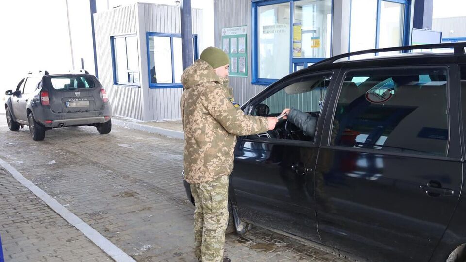 Деякі депутати, за даними розслідувачів, перетинають кордон регулярно