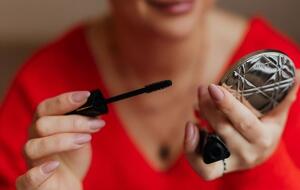 Пользоваться тушью после перенесенной глазной инфекции не рекомендуется