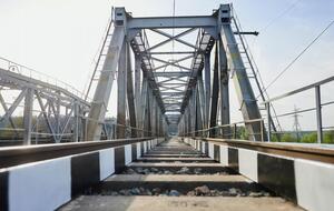 У травні 2022 року міст через річку Ірпінь відновили за тимчасовою схемою, після цього почали виконувати роботи з його капітального відновлення, зазначили в УЗ