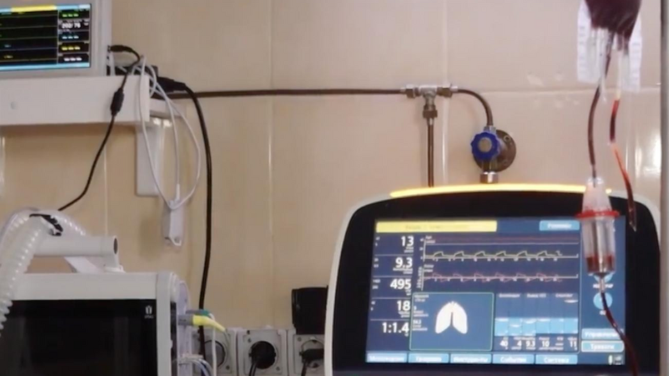 Мониторы пациента показывают сатурацию, работу сердца, делают ЭКГ, меряют давление