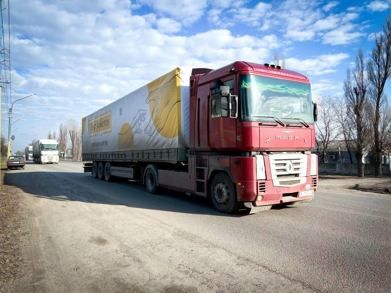 Загалом Фонд Ріната Ахметова передав приблизно 600 тис. продуктових наборів для жителів 22 областей України