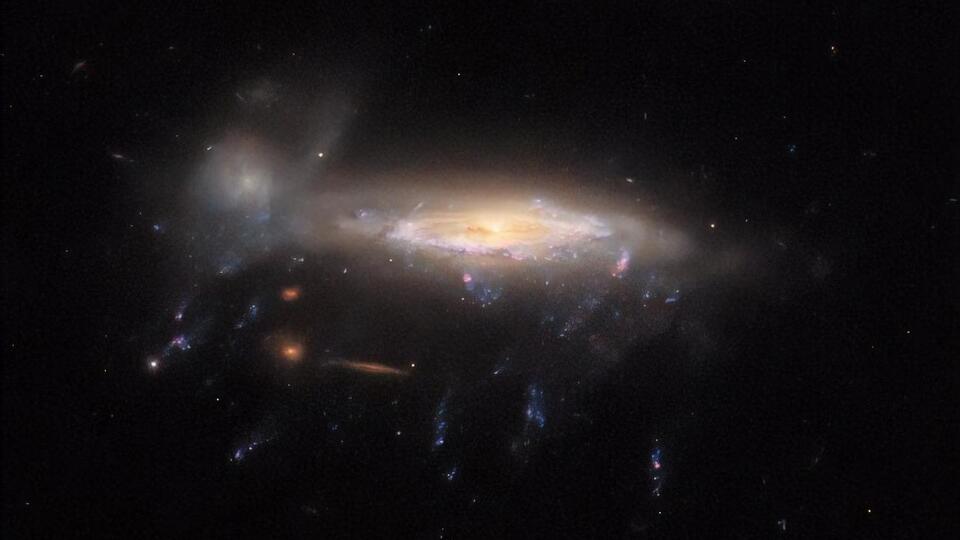 Галактика JO204 розташована на відстані майже 600 млн світлових років від Землі