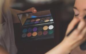 Тени нужно выбирать нюдовые, чтобы их цвет соответствовал тону кожи