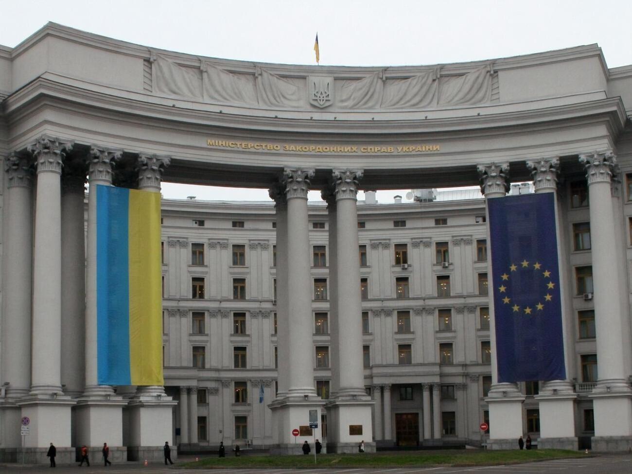 Убивство українського полоненого, зафіксоване на відео, "є серйозним порушенням Женевських конвенцій і воєнним злочином", зазначили у МЗС України