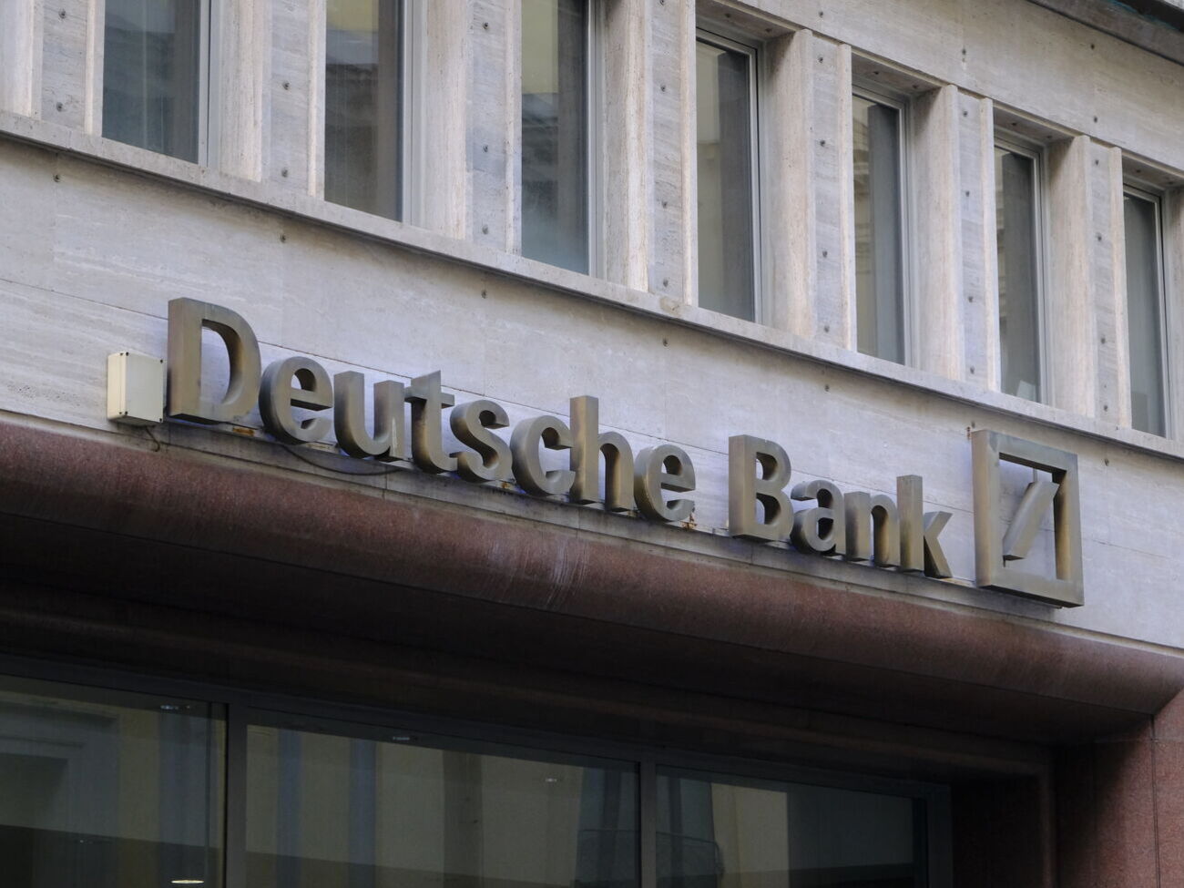 По данным СМИ, Deutsche Bank пытается покончить с 20-летней зависимостью от российского IT