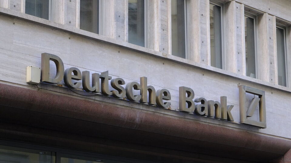 По данным СМИ, Deutsche Bank пытается покончить с 20-летней зависимостью от российского IT