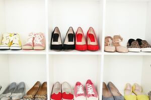 Модный эксперт Куин: Если вы хотите выглядеть моложе, изысканнее и элегантнее, откажитесь от кроссовок