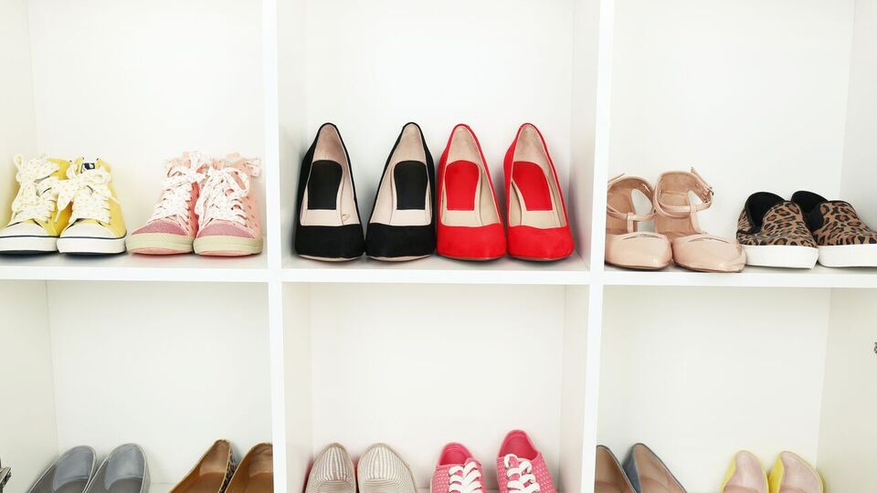 Модный эксперт Куин: Если вы хотите выглядеть моложе, изысканнее и элегантнее, откажитесь от кроссовок