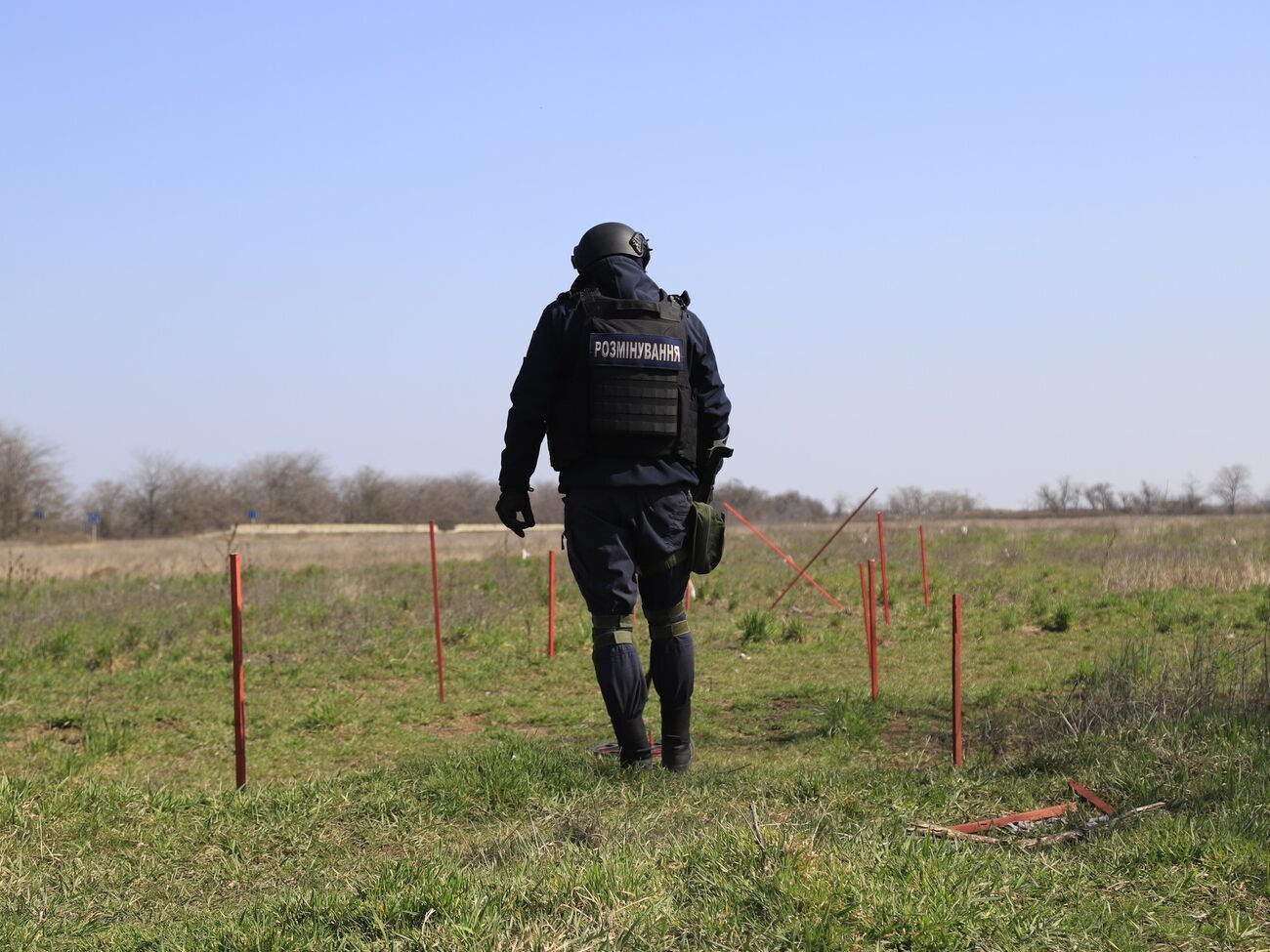 Територіями, які ще не обстежили вибухотехніки, пересуватися не можна, попередили в Херсонській ОВА