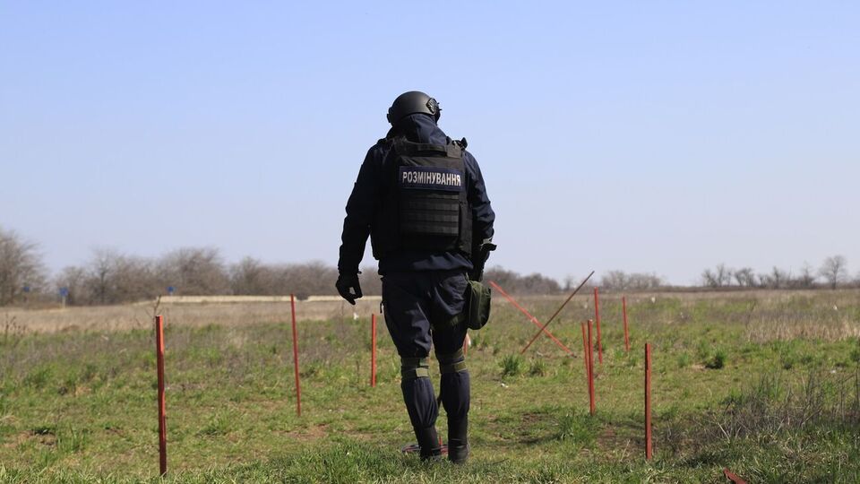 Територіями, які ще не обстежили вибухотехніки, пересуватися не можна, попередили в Херсонській ОВА
