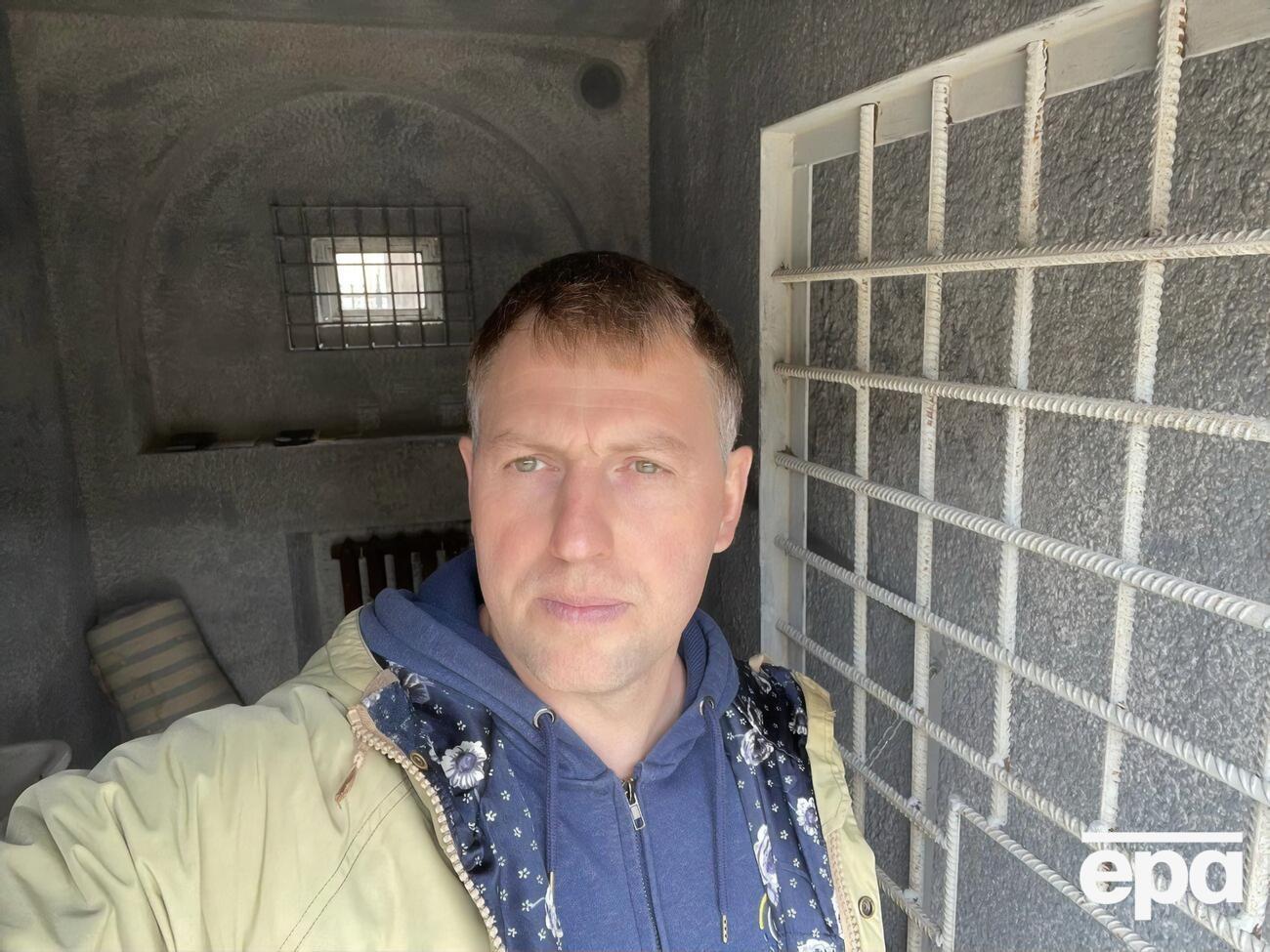 Осєчкін (праворуч) із посиланням на інформацію Медведєва (ліворуч) розповів, хто може бути причетним до вбивства українського військового на резонансному відео