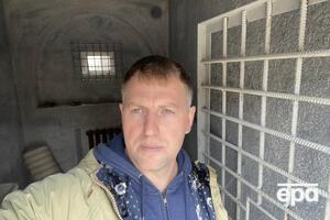 Осєчкін (праворуч) із посиланням на інформацію Медведєва (ліворуч) розповів, хто може бути причетним до вбивства українського військового на резонансному відео