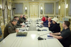 Зеленский поблагодарил сенаторов за визит в Украину