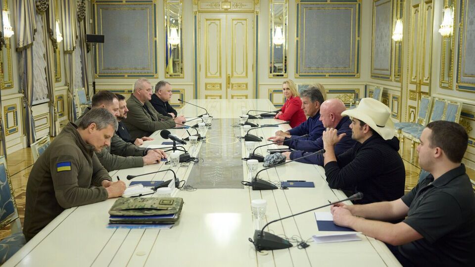 Зеленский поблагодарил сенаторов за визит в Украину