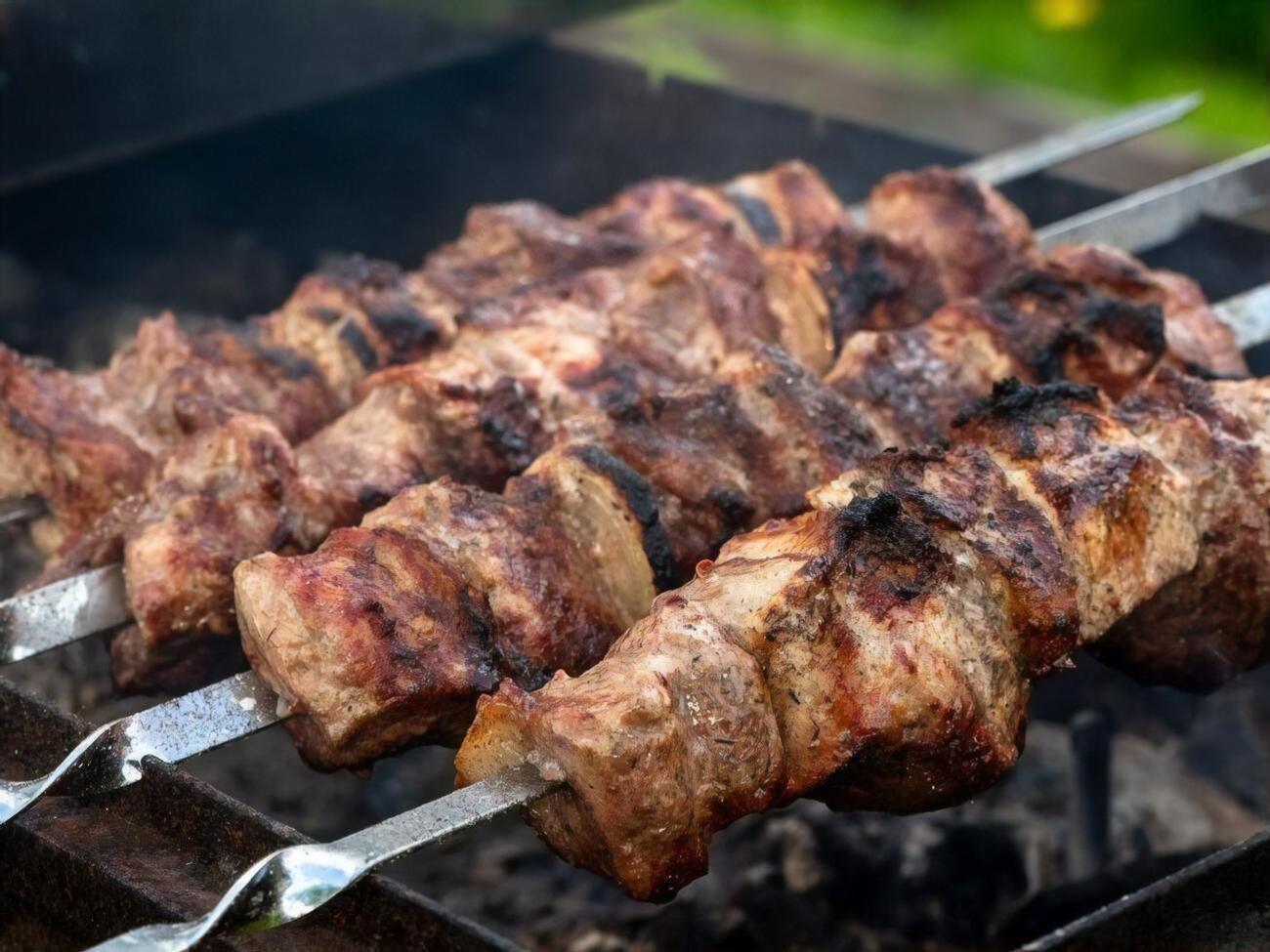 Зазоры между кусками мяса на шампуре должны быть минимум 0,5 см