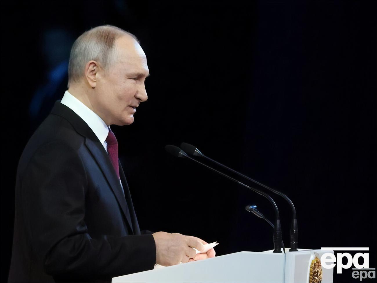 По мнению Путина, возврата к стабильным и надежным отношениям РФ и США нет, сказала собеседник Bloomberg