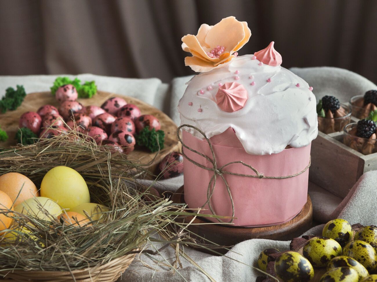 Для украшения паски используется, как правило, глазурь и пищевой декор