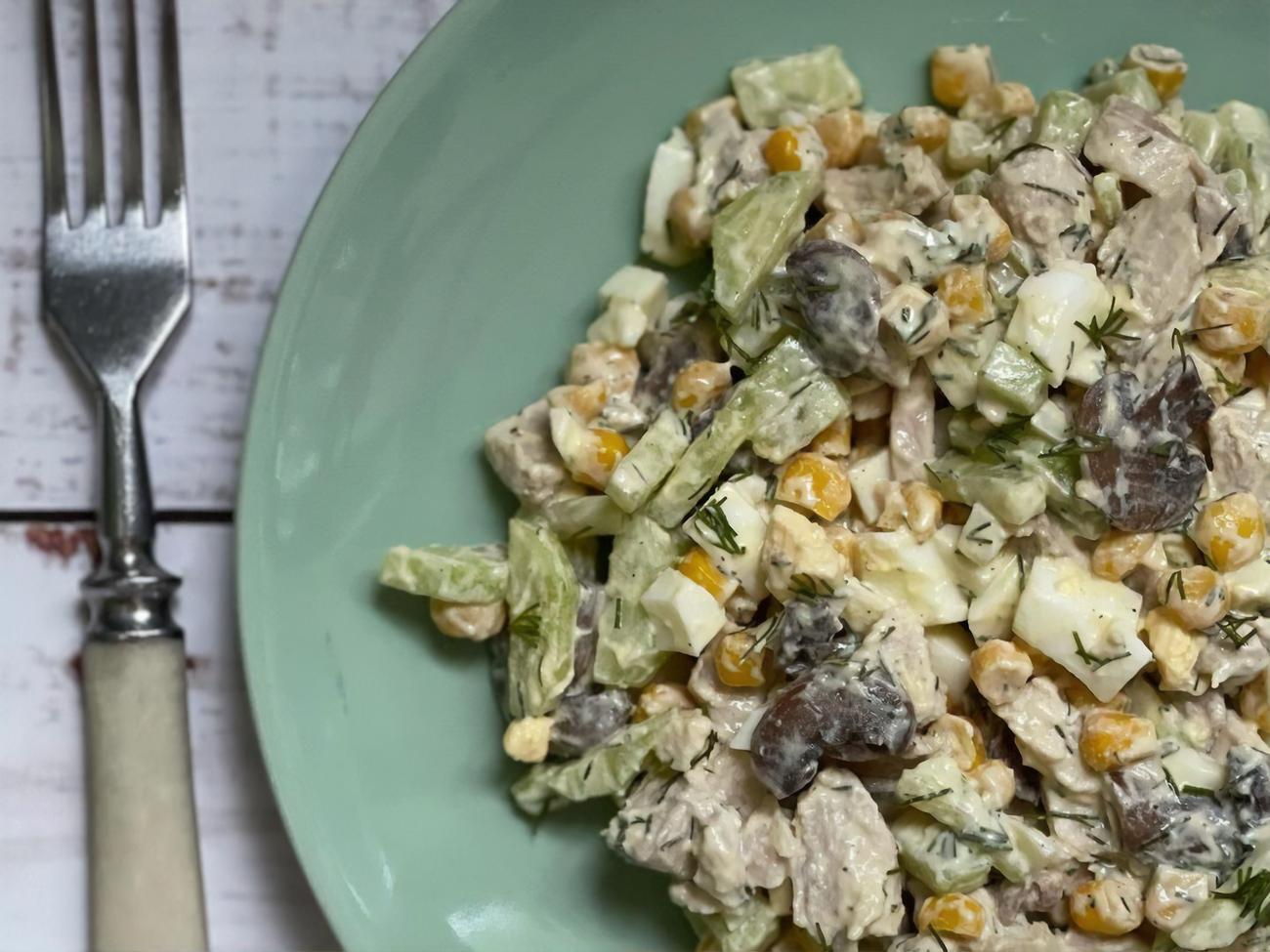 Нарезанный свежий огурец добавлять в салат необходимо перед подачей на стол