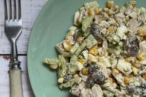 Нарезанный свежий огурец добавлять в салат необходимо перед подачей на стол