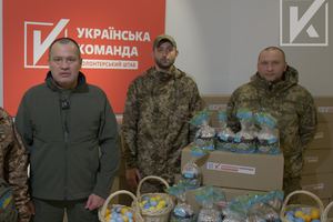 "Украинская команда" передала бойцам из разных подразделений тысячи пасок и других подарков