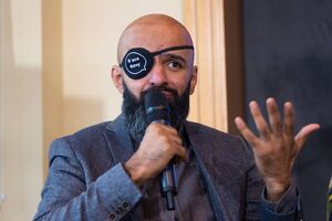 Найем: Я также встречаю большую любовь людей к людям с инвалидностью, и, возможно, это как-то сбалансирует эту проблему