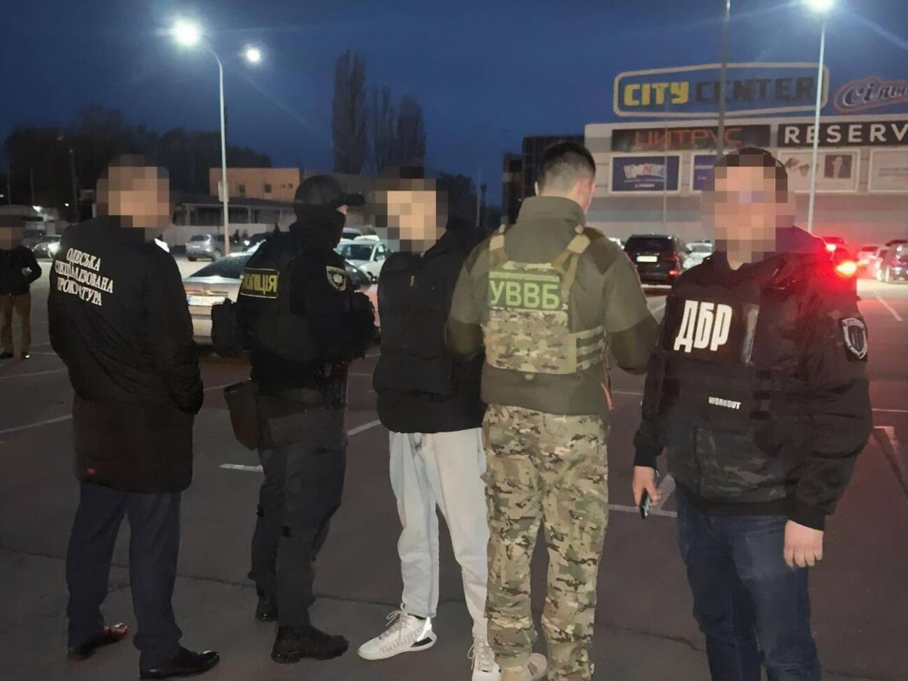 Прикордонник попався на продажі пістолета з набоями