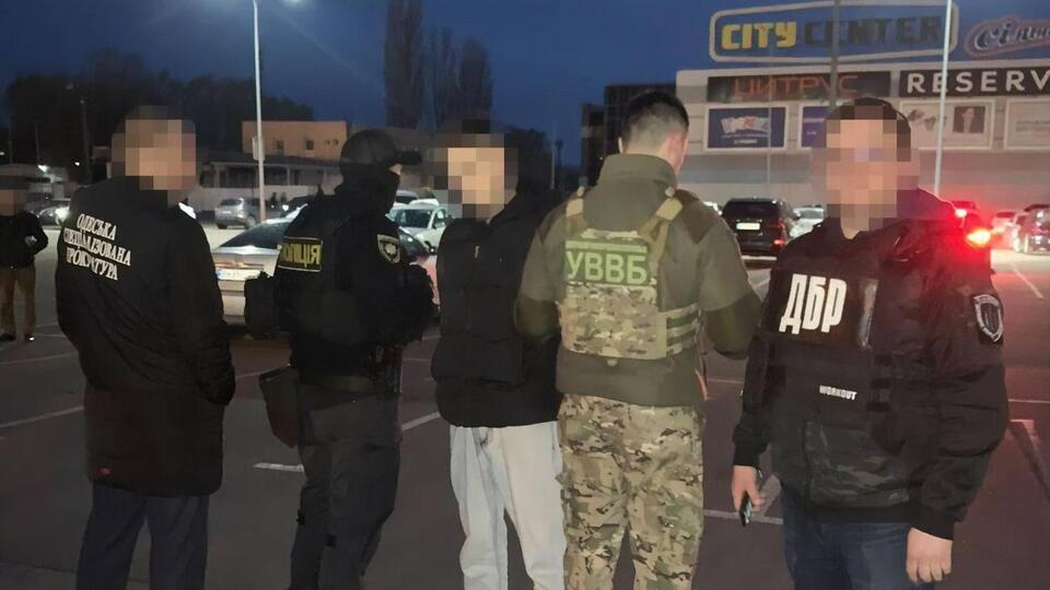 Прикордонник попався на продажі пістолета з набоями