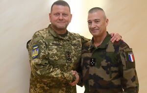 Визит Буркхарда (справа) в Украину – "четкий сигнал поддержки украинской армии со стороны французских коллег против агрессора", отметил Залужный