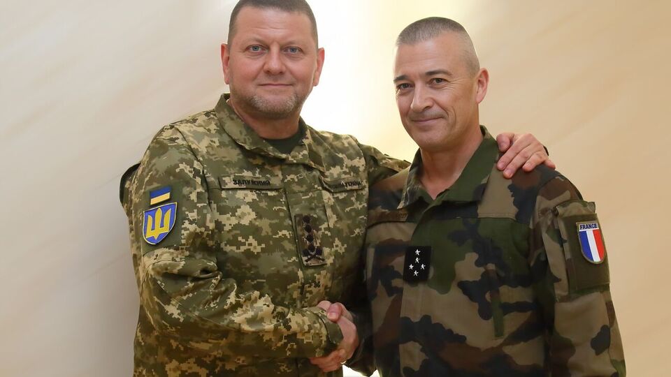 Визит Буркхарда (справа) в Украину – "четкий сигнал поддержки украинской армии со стороны французских коллег против агрессора", отметил Залужный