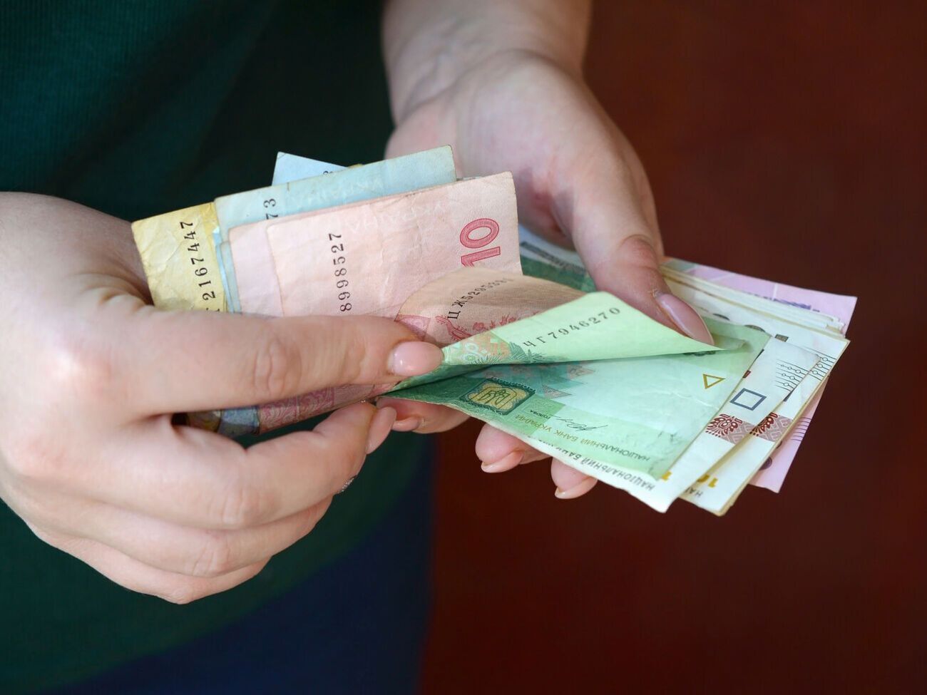 Выплаты на проживание для ВПЛ составляют 3 тыс. грн для детей и лиц с инвалидностью и 2 тыс. грн&nbsp;&ndash; для всех остальных