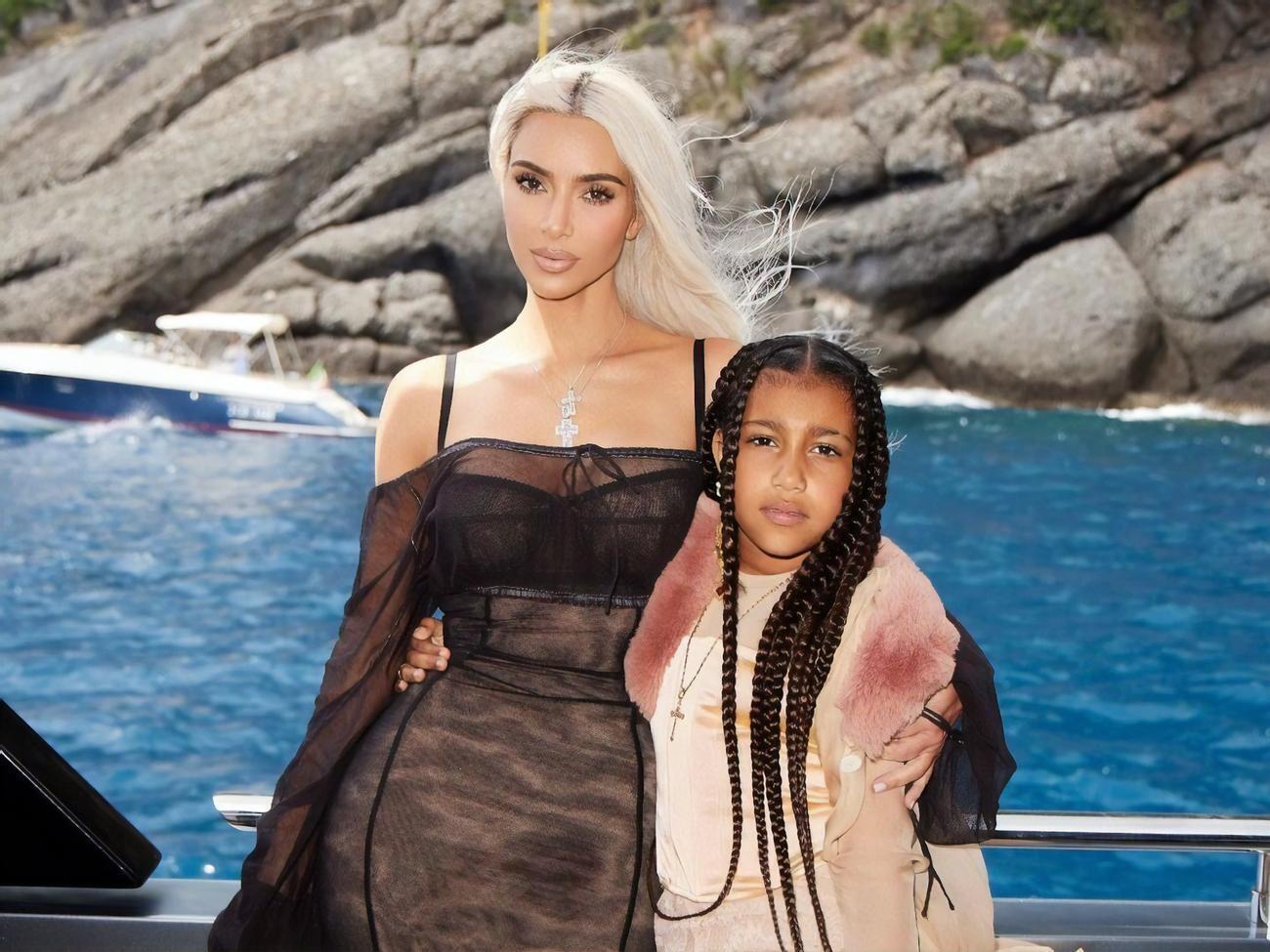 Кардашян и ее дочь выбрали маникюр в стиле японской поп-культуры